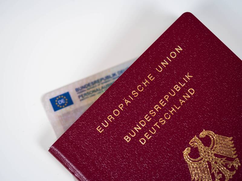 Ein deutscher Reisepass liegt auf einem deutschen Personalausweis.