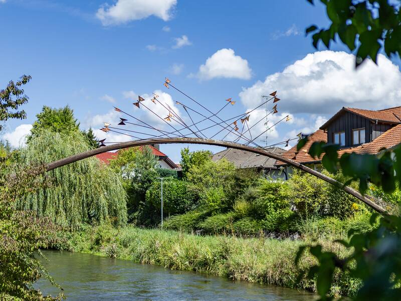 Die Skulptur Brücke von Louis Perrin über die Aach beim Skulpturenweg.