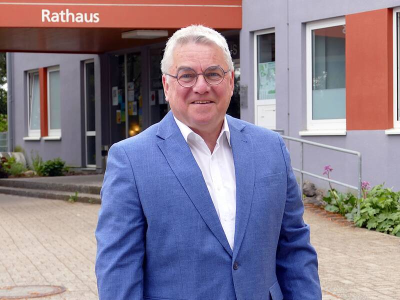Bürgermeister Ralf Baumert vor dem Rathaus in Rielasingen-Worblingen.