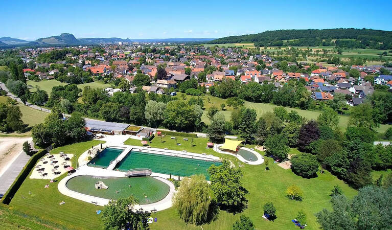 Drohnenaufnahme vom Naturbad Aachtal in Worblingen. Im Hintergrund Rielasingen-Worblingen und der Hegau.