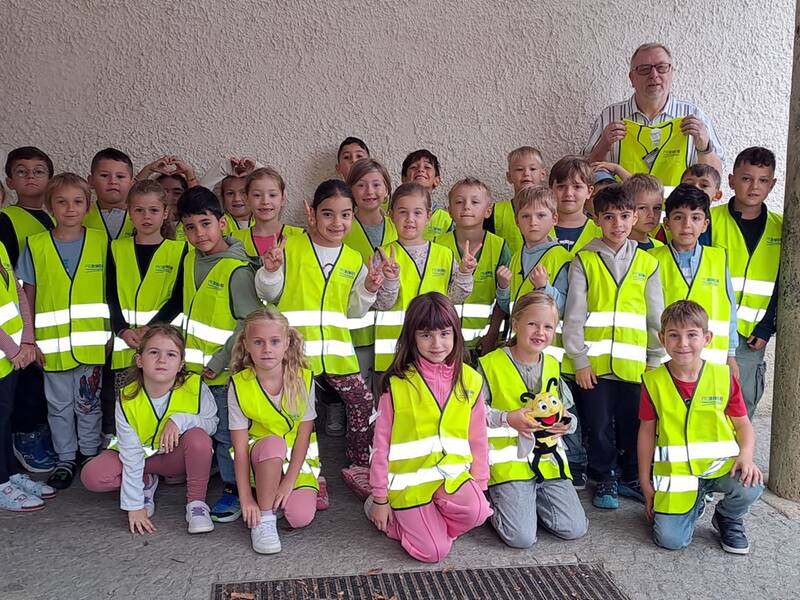 Die Erstklässler der Hebelschule präsentieren stolz ihre neuen Schutzwesten, übergeben von Werner Niete (Vorsitzender PRO|RIWO) .